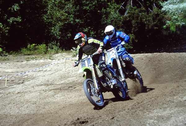 Mika Saarenkoski edellä ja Antti Pyrhönen Karkkila SM 125cc 1998
